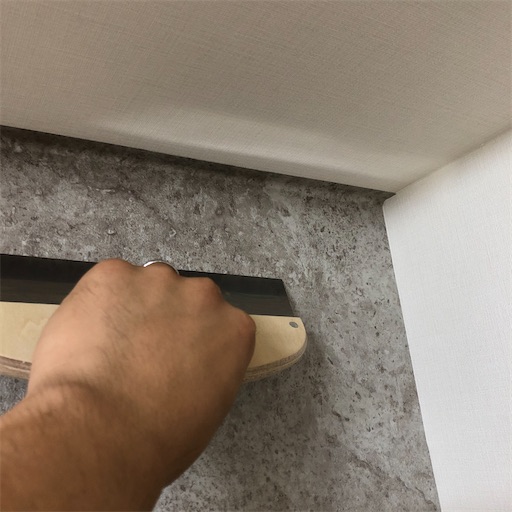地ベラを使って貼り付ける 地ベラで丁寧に作業