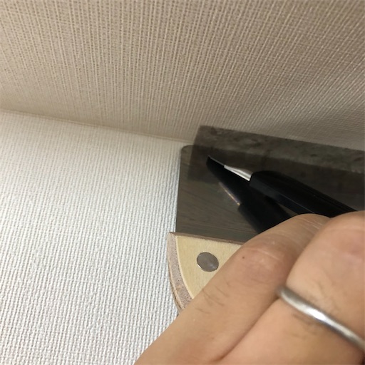 地ベラとカッターを当てる 事前に竹ベラを当ててから地ベラとカッターで切る