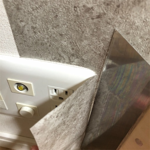 コンセント周りの貼り方3 なんとなく切り取っていく