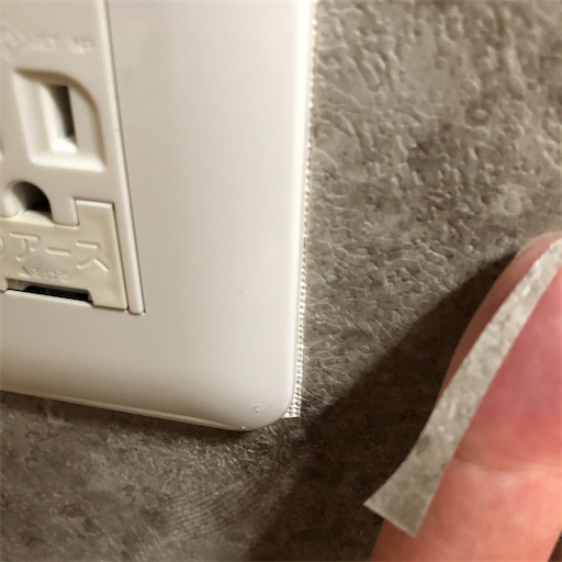 隙間は挽回する 隙間サイズに合わせてリメイクシートの端材を貼り付ける