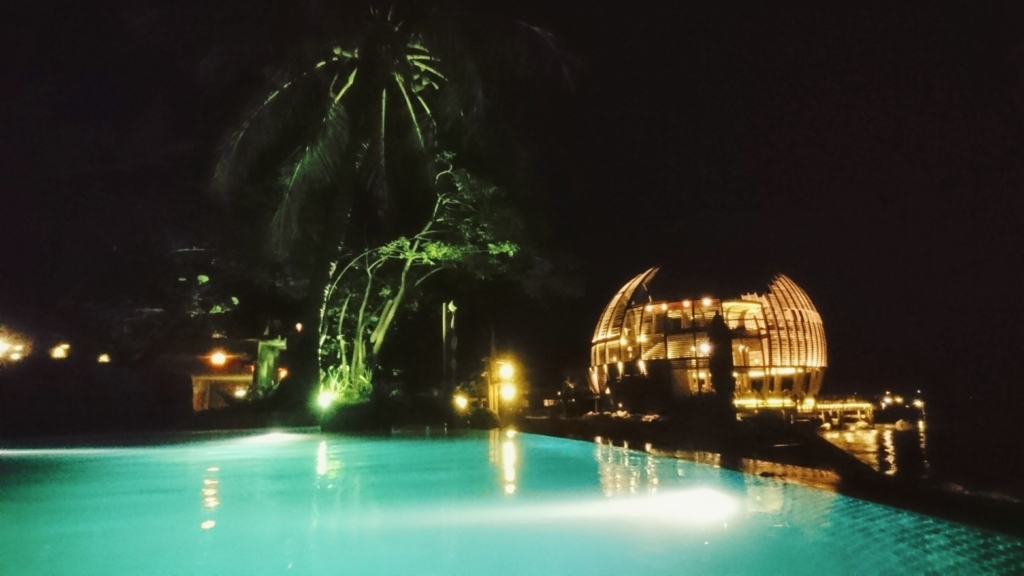 An Lam Retreat Ninh Van Bayのプールとレストラン