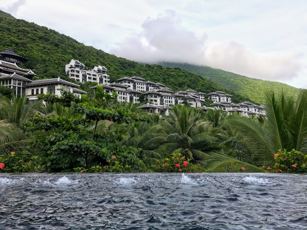 インフィニティプールから見たIntercontinental Danangの全景