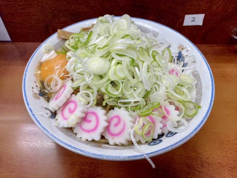 今週のラーメン5579】珍々亭（東京・武蔵境）油そば なると盛 ネギ