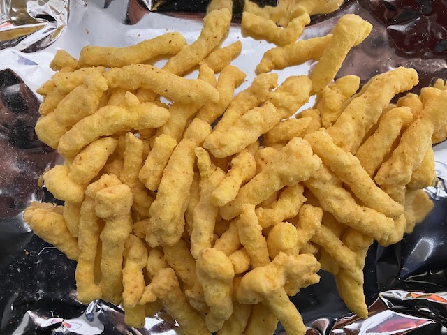  湖池屋【KARAMUCHO CORN SNACKS チリチーズ味 】