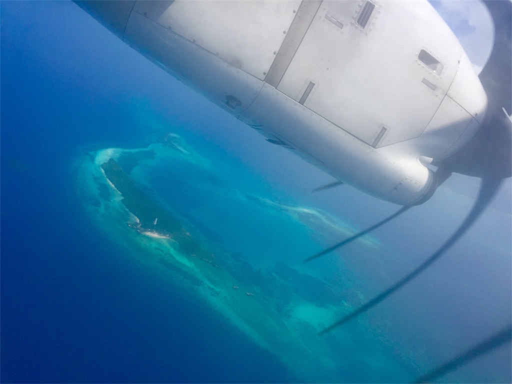 タンザニアのザンジバル島は到着前の飛行機の窓から見える海の青さにまずテンションが上がる ワン イヤー イン ナミビア 365日のブログ タンザニアのザンジバル島は到着前の飛行機の窓から見える海の青さにまずテンションが上がる ワン イヤー イン ナミビア 365日のブログ