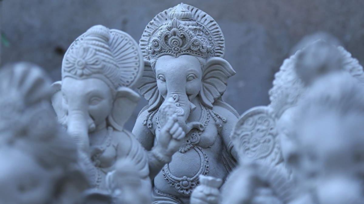 ガネーシャの石像が写った青い画像。