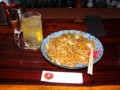「いしん」の焼うどんとハイボール