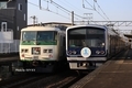 185系「踊り子」と3506編成（Aqours結成5周年記念ヘッドマーク）