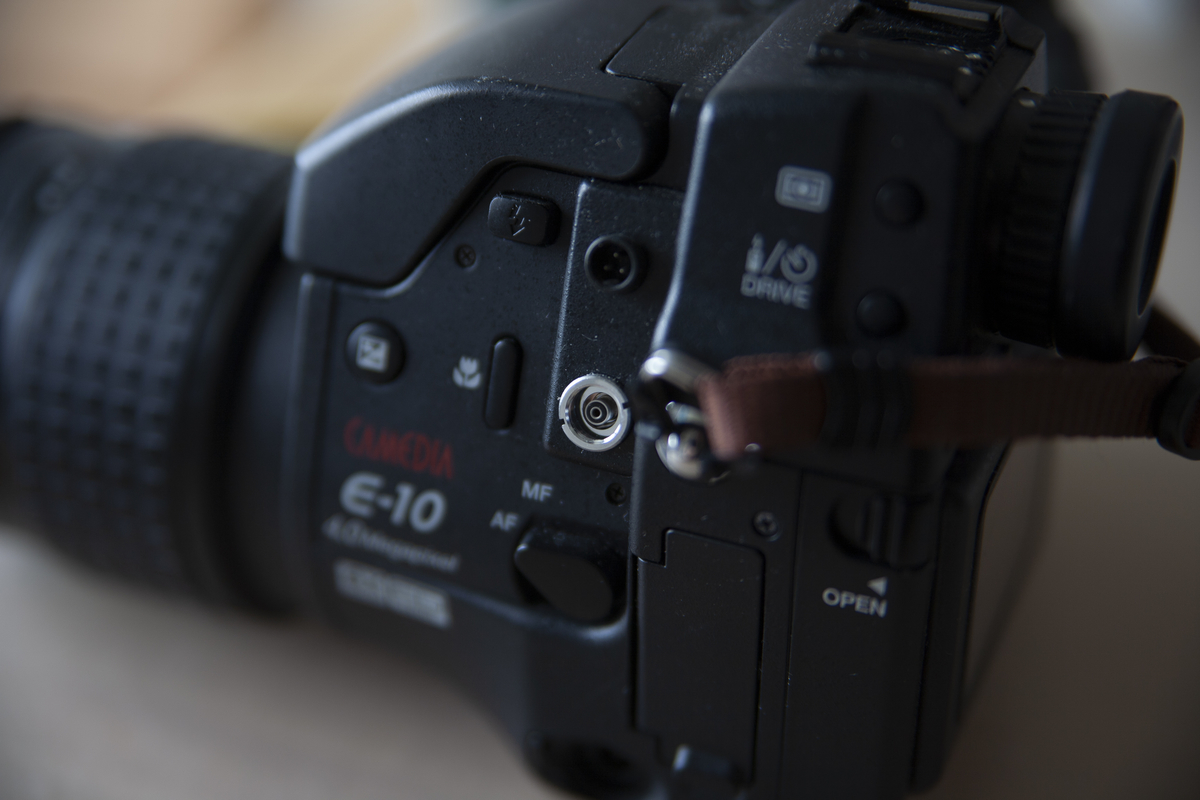グリップがベタベタ過ぎなヤツ CAMEDIAE-10 - 雑食カメラマンの雑感記