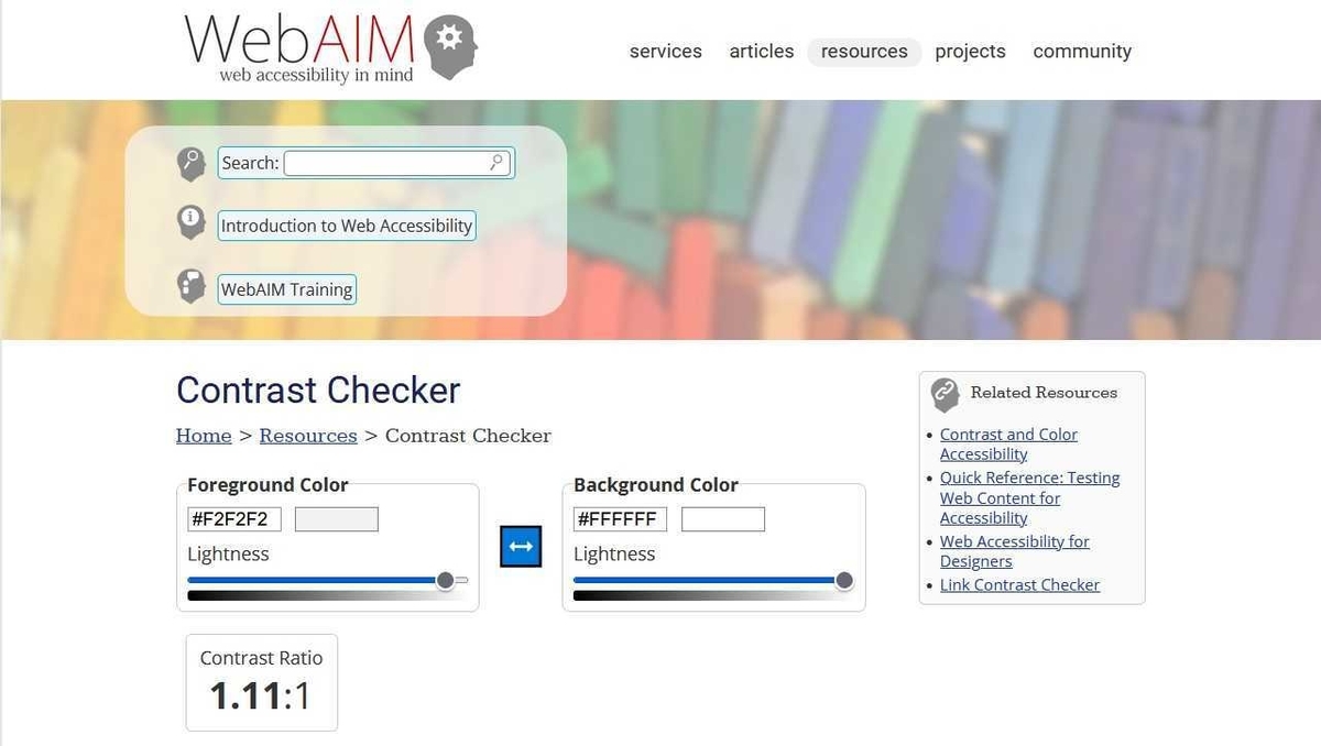 テキストの色を#F2F2F2、背景の色を#FFFFFFと入力されました。下にコントラスト比は「1.11:1」との結果が表示されてます。