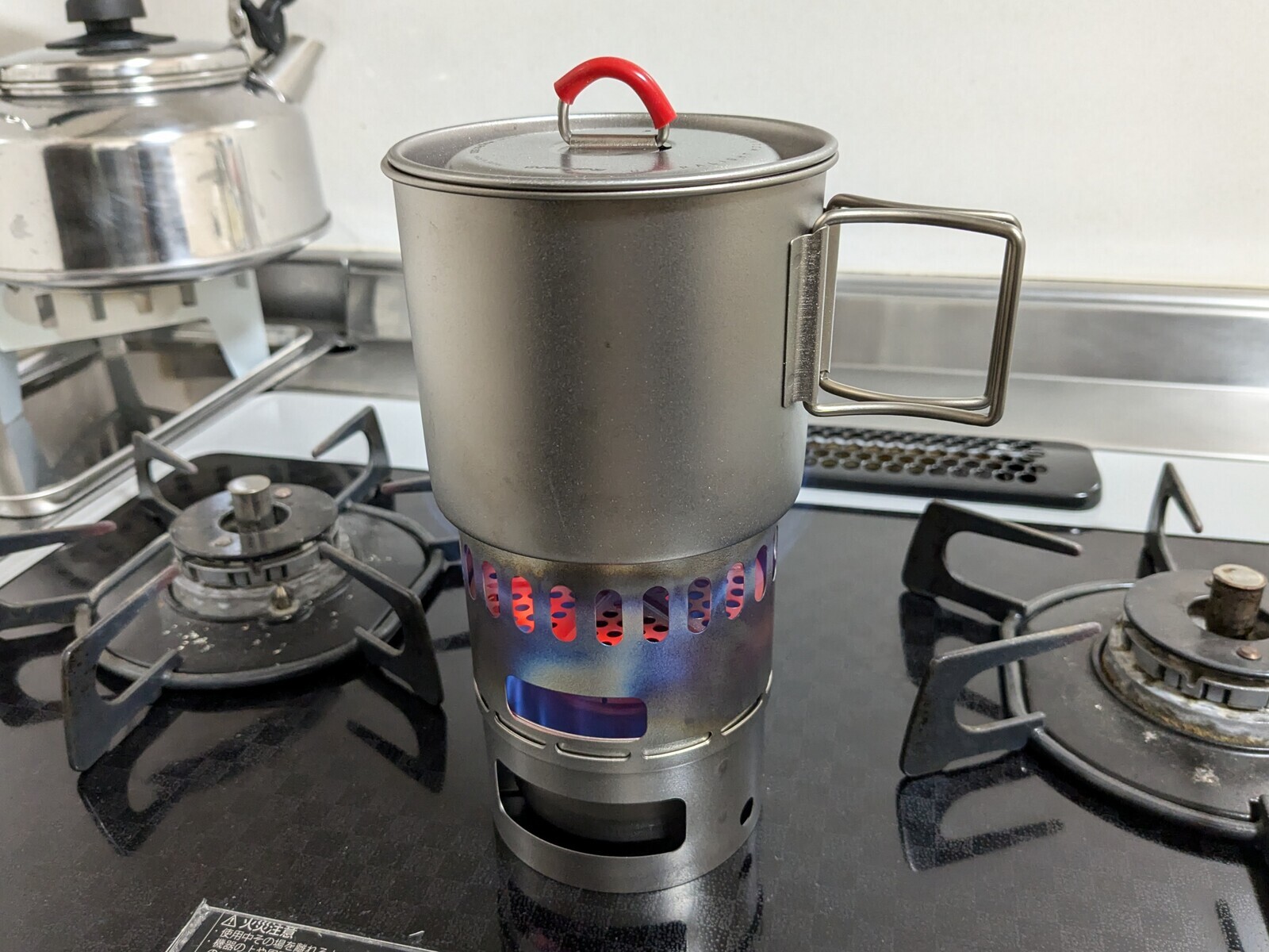 EVERNEWのTi Mug pot 500 Stove setと、belmontのチタントレールカップ