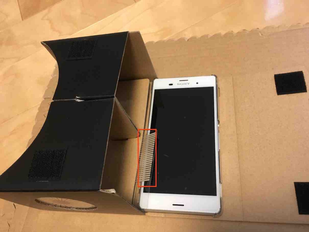 f:id:Takyu:20160502104019j:plain MilBoxTouchの組み立て スマートフォンをセット