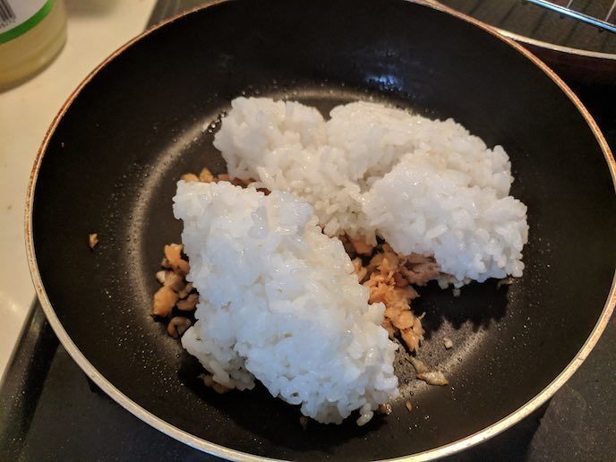まいたけ、鮭、ご飯を炒めている写真