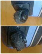 スーツケースのキャスターがボロボロになった写真