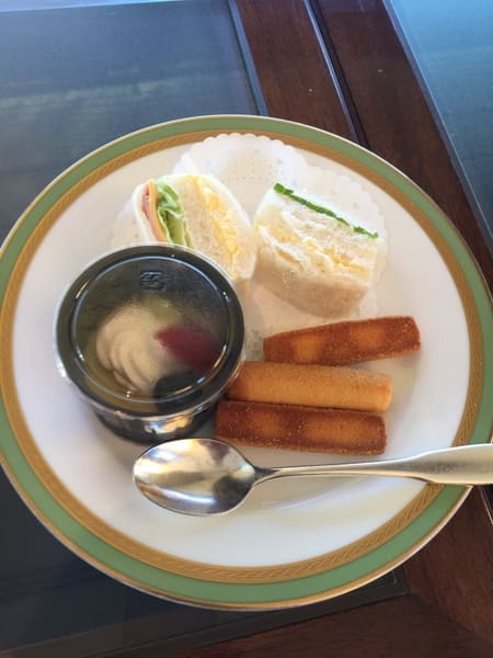 エグゼクティブラウンジの軽食プレートの写真