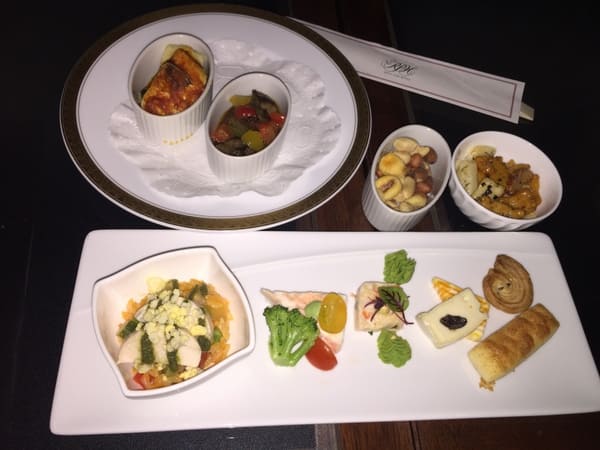 ロイヤルパークホテルのラウンジの軽食プレートの写真
