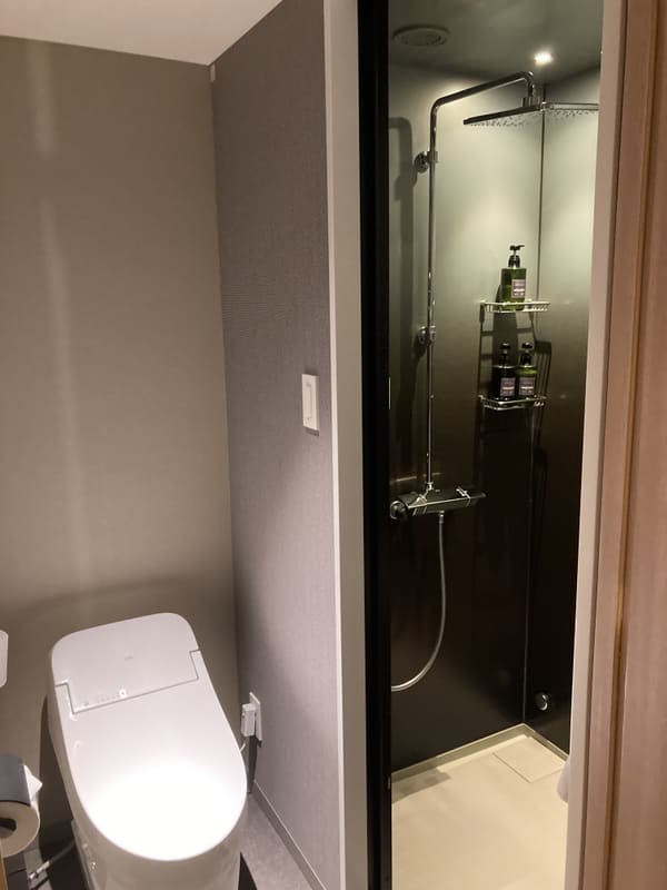 トイレとシャワーブースの写真
