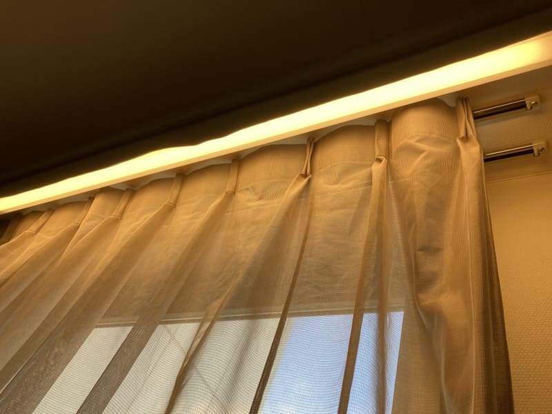 窓際の照明の写真