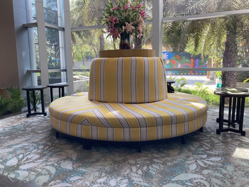 ホテルのロビーのソファの写真