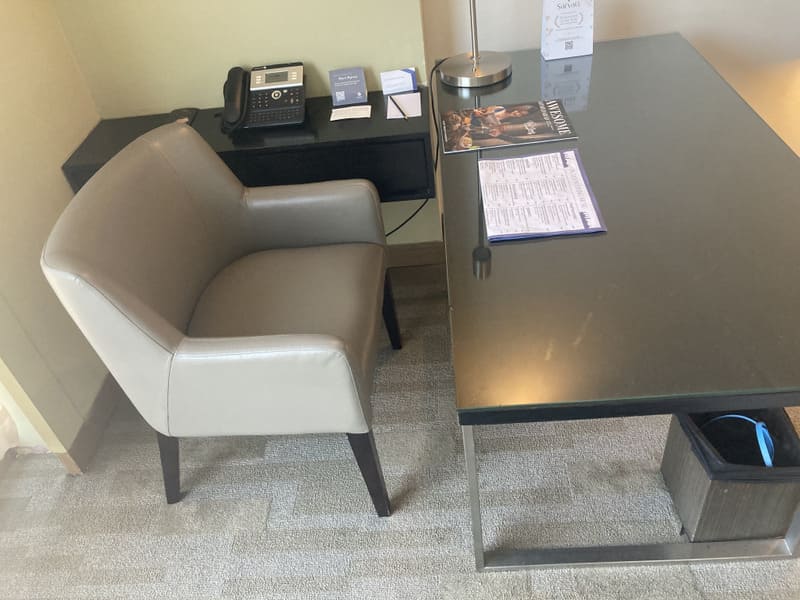 机とイスの写真