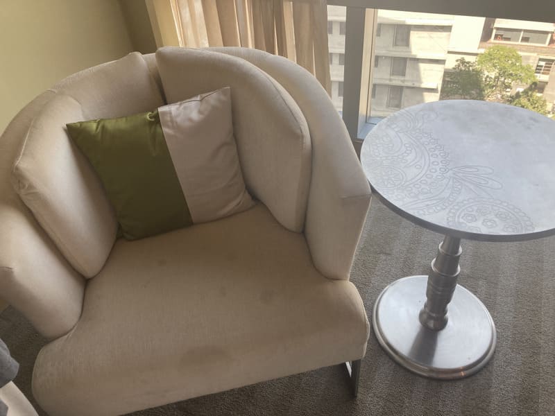 一人掛けソファとテーブルの写真