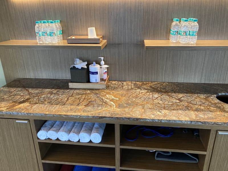 フェイスタオル、ミネラルウォーターが常備された棚の写真