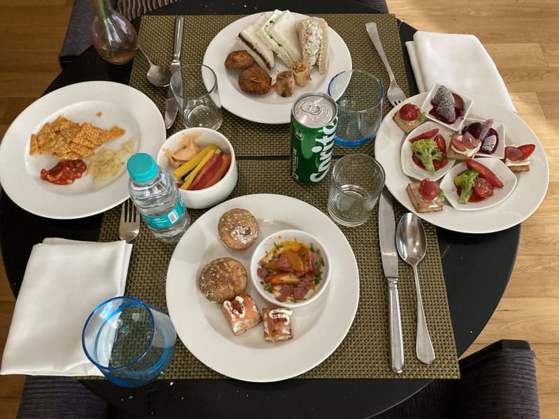 クラブルームでの食事の写真