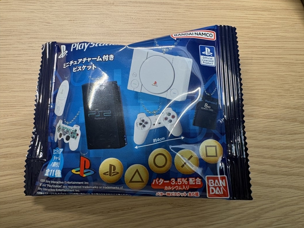 PlayStationミニチュアチャーム付きビスケットを開封！初代PSとPS2が出