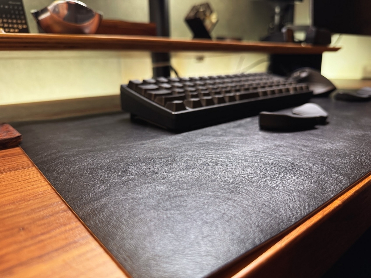 Standard Productsで「牛革風リバーシブルデスクマット ブラック