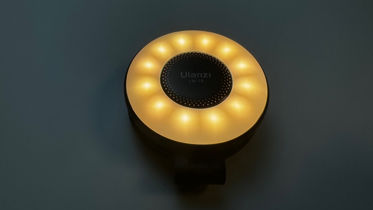 Ulanziから発売されたMA35はMagSafe対応のスマホグリップで、ライトの