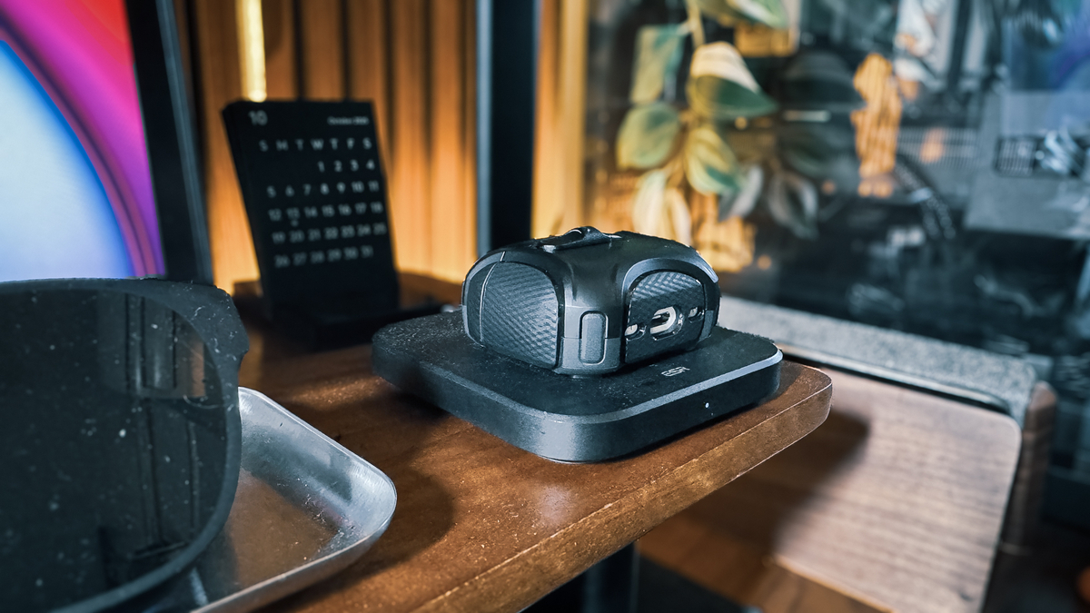 ESR AirPodsPro3対応ケース「Cyber」「Orbit」徹底比較レビュー - TA-LOG