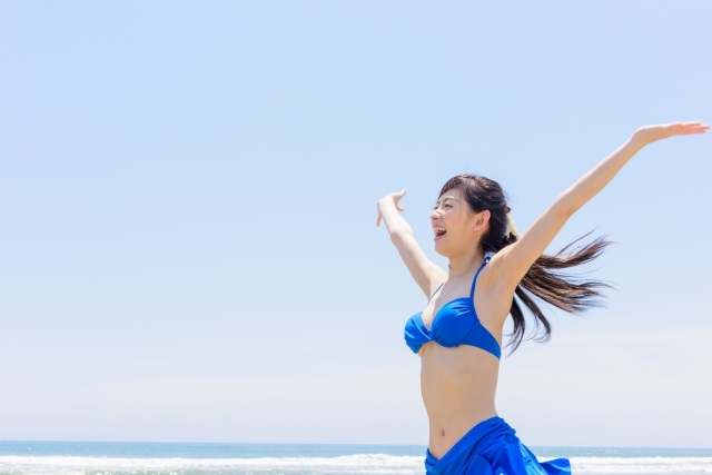 海で遊ぶ女性7