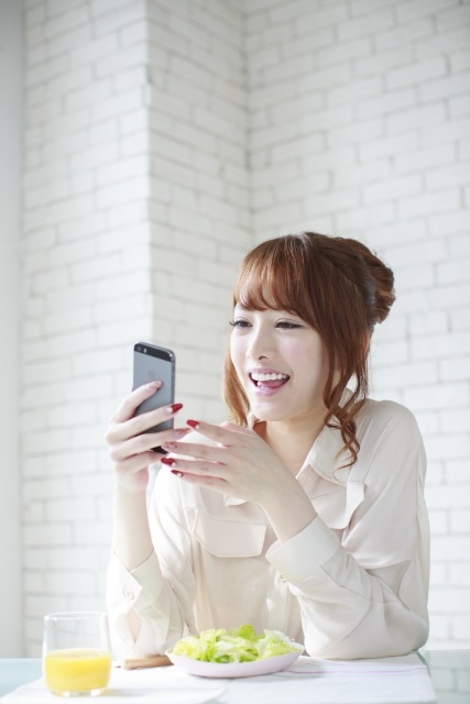 情報を集める女性