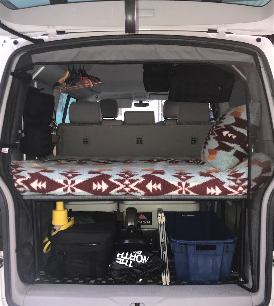 ハンガーかけと収納スペースを作って車中泊を快適にしよう！【VW T6 