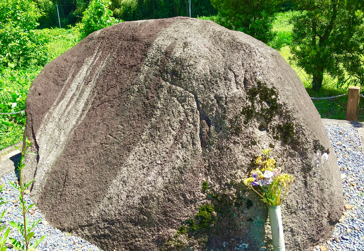 鶏石（愛知県豊田市田籾町）