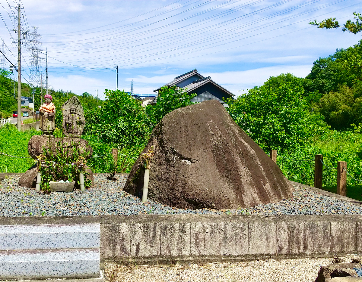 左から、地蔵菩薩、不動明王、鶏石
