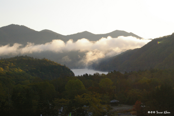 朝靄煙る糠平湖