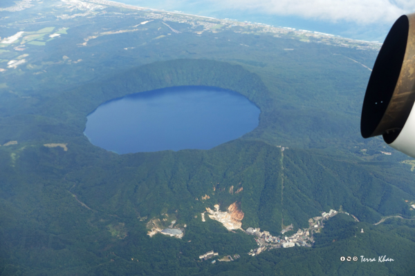 上空から見た倶多楽湖・登別温泉街・大湯沼