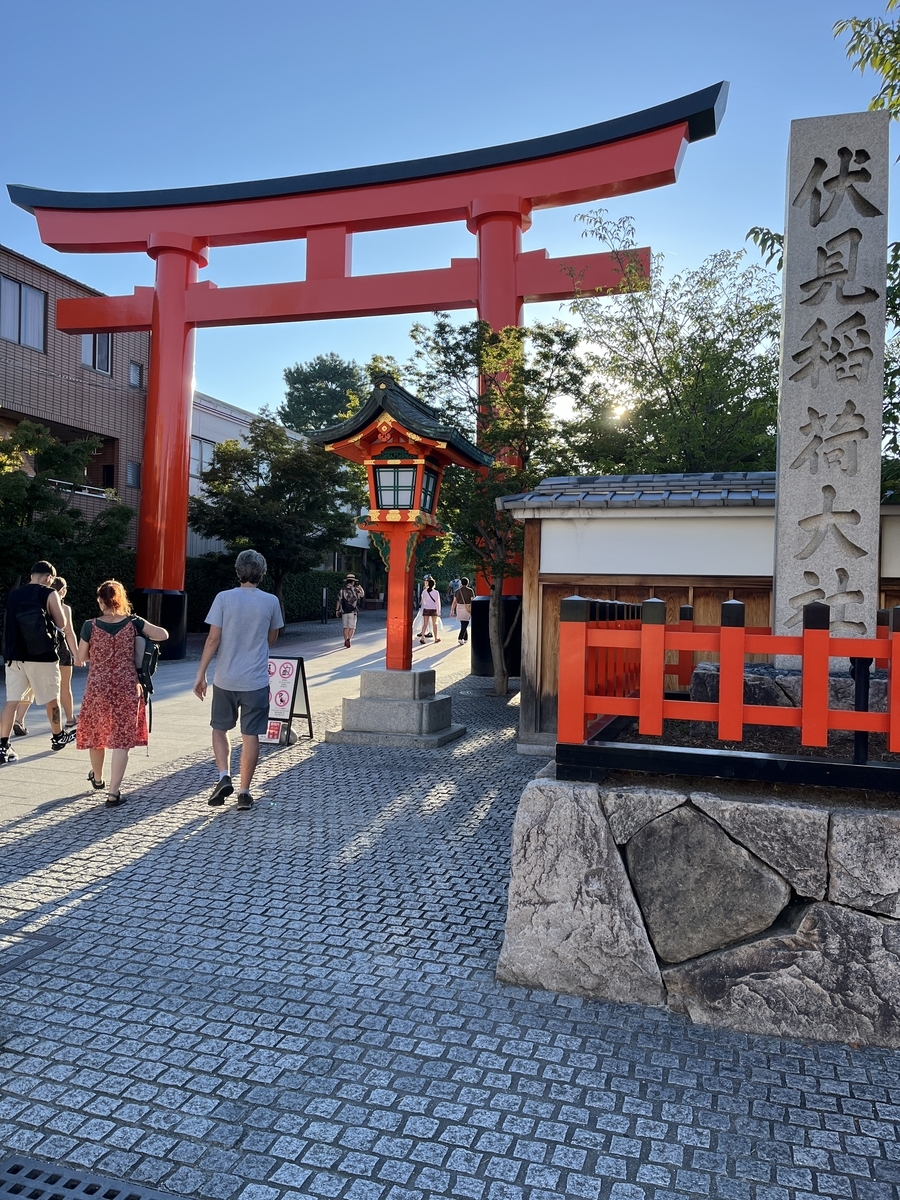 伏見稲荷大社の早朝参拝｜千本鳥居の先へ、稲荷山頂までの道 - 人生
