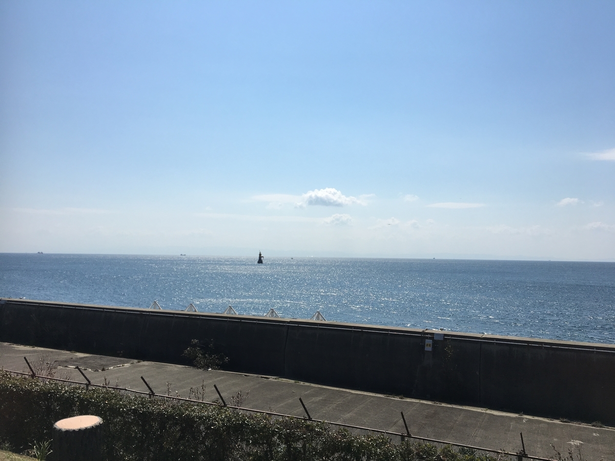 遠くに平磯灯台