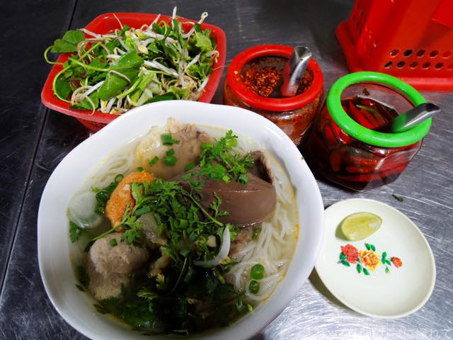 ベトナム フエ名物料理 ブンボーフエ は絶品の麺料理だった