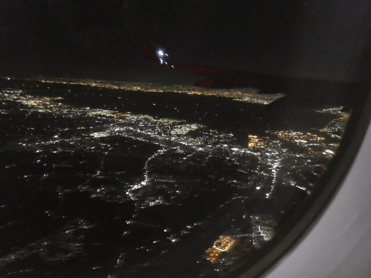 コンデジで航空機外の夜景を撮りたかった男とその成果物 とりうみトラベル Dec 18 番外編 とりうみトラベログ コンデジで航空機外の夜景を撮りたかった男とその成果物 とりうみトラベル Dec 18 番外編 とりうみトラベログ