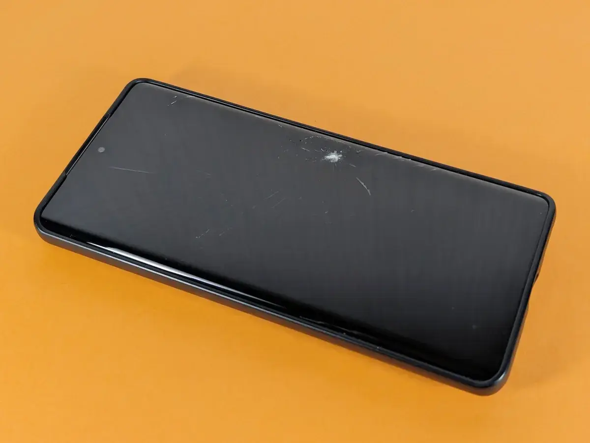 クラッシュ！Motorola Edge 50s pro ディスプレイガラス割れ - HIKKIE!
