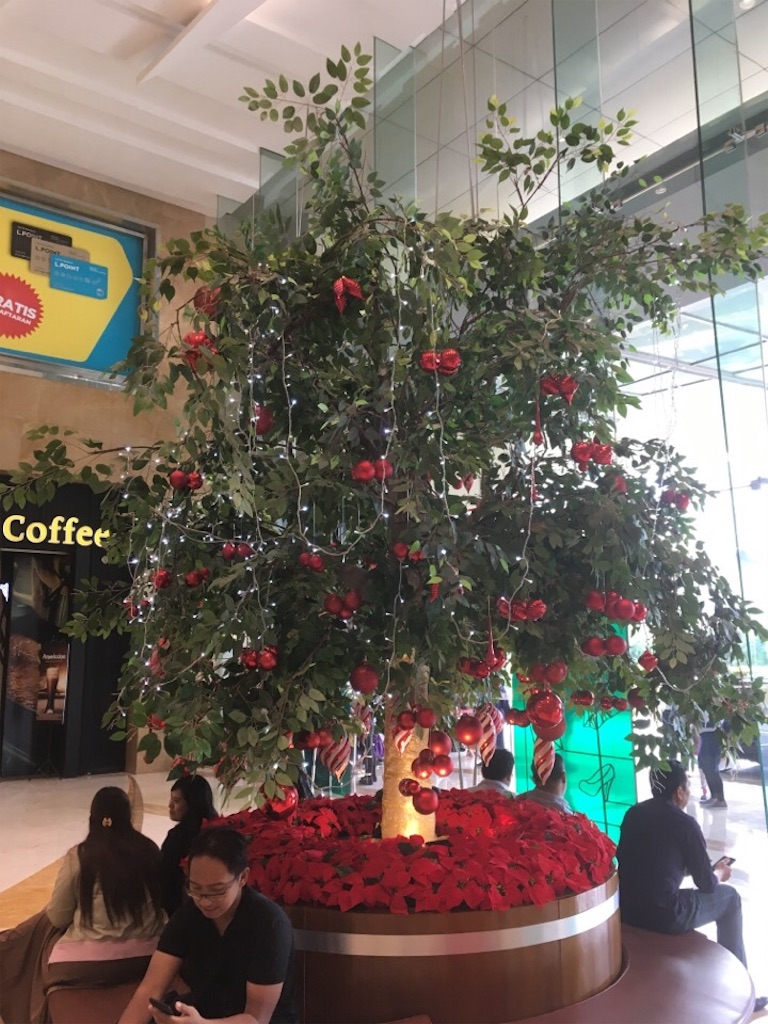 イスラム教の国 インドネシアでもクリスマス ツリーが一杯飾られるようになりました としぼうのエンジョイ ライフ