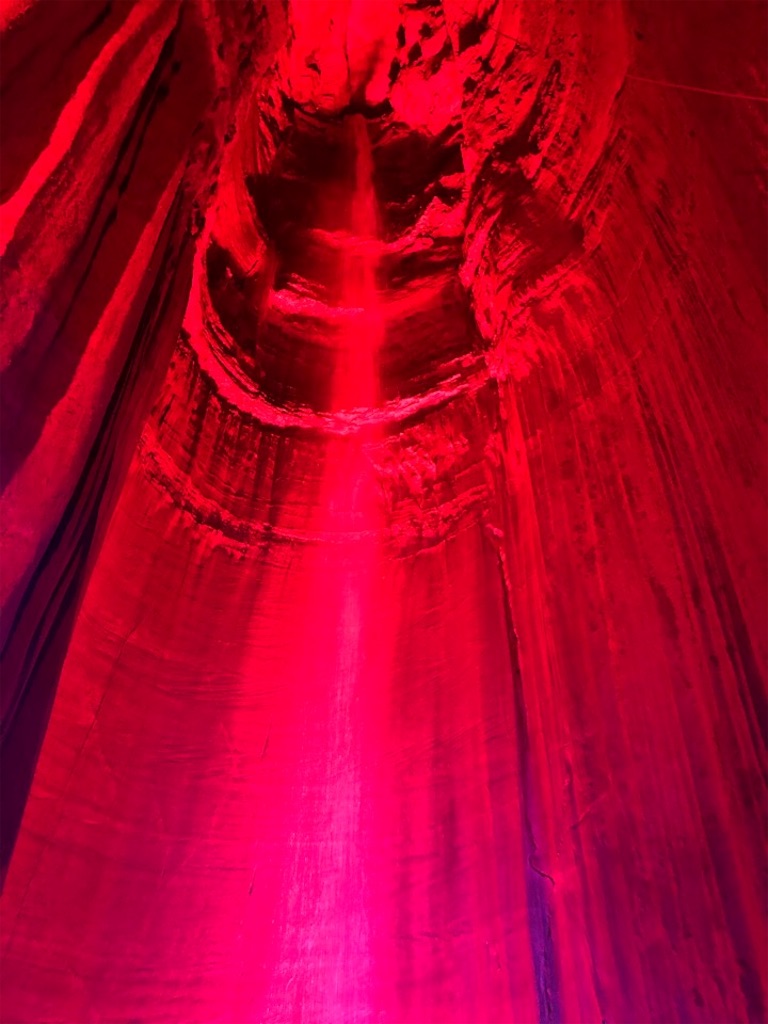 テネシー州のルビー滝 Ruby Fall 洞窟の中に隠れている大きな滝はライトアップして幻想的です としぼうのエンジョイ ライフ ゴルフ グルメ 旅行