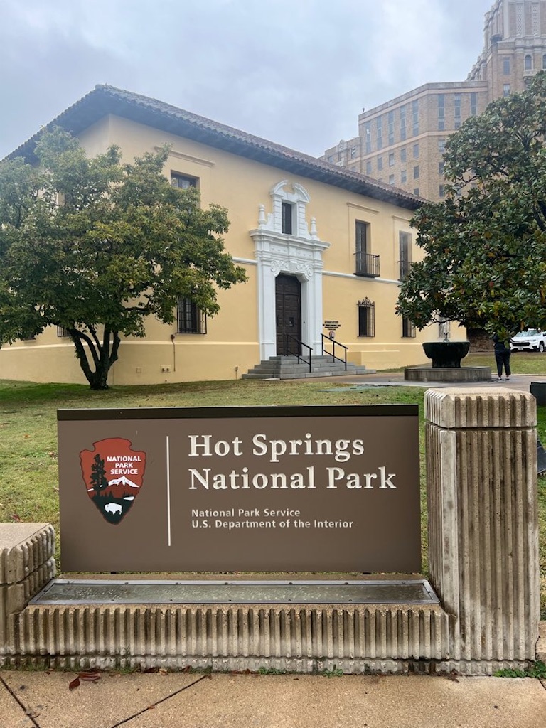 アーカンソー州ホットスプリングス どうやって温泉を楽しむのが良いかビジターセンターに聞いてきました。 としぼうのエンジョイ・ライフ ゴルフ