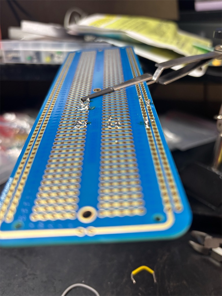 ピンセットで基板を挟んで作業。悪戦苦闘中。