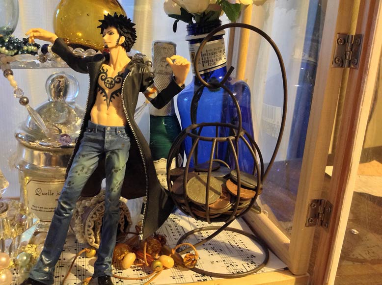 100均自作ケースの中に 蚤の市戦利品と100均雑貨とフィギュアをおしゃれに飾る 気を楽にしろ 粗忽屋