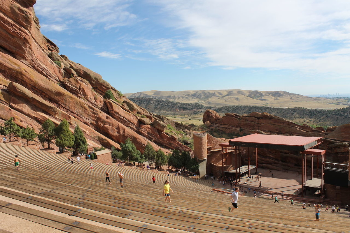 コロラド州デンバー郊外にあるレッドロック野外劇場（Red Rocks