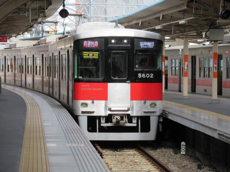 アーティストがカラフルな折り紙で街を飾る